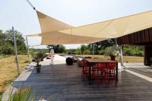voiles d'ombrage bioclimatiques pour une maison contemporaine terrassée