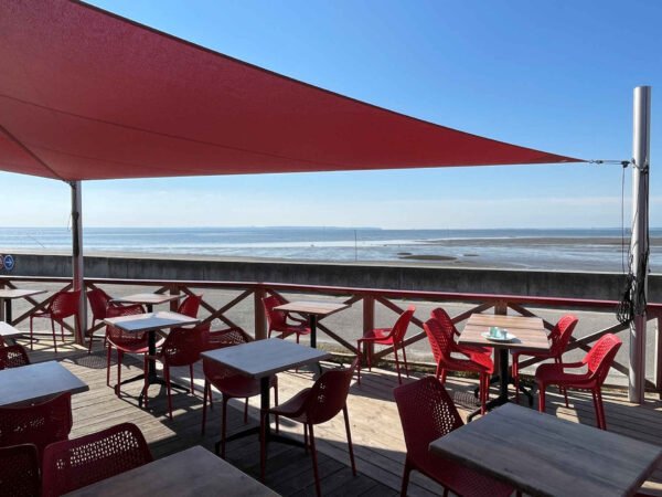 la voile d'ombrage une alternative au parasol traditionnel pour restaurant