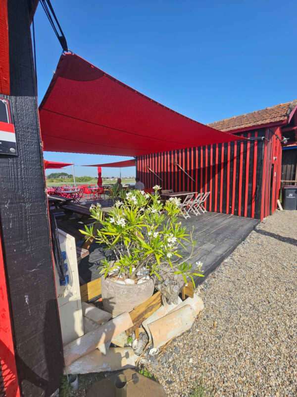 voile d'ombrage sur une terrasse de restaurant au bassin d'Arcachon